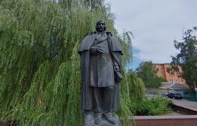 Алея Гоголівських героїв