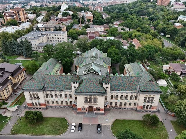 The façade of the Vasyl Krychevsky Poltava Regional Museum. The menu features audio description and videos translated into USL